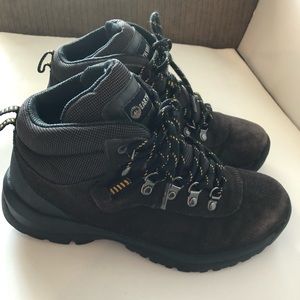 Earth Shoe Hiking Boots. In excellent condition. Size 8 1/2.